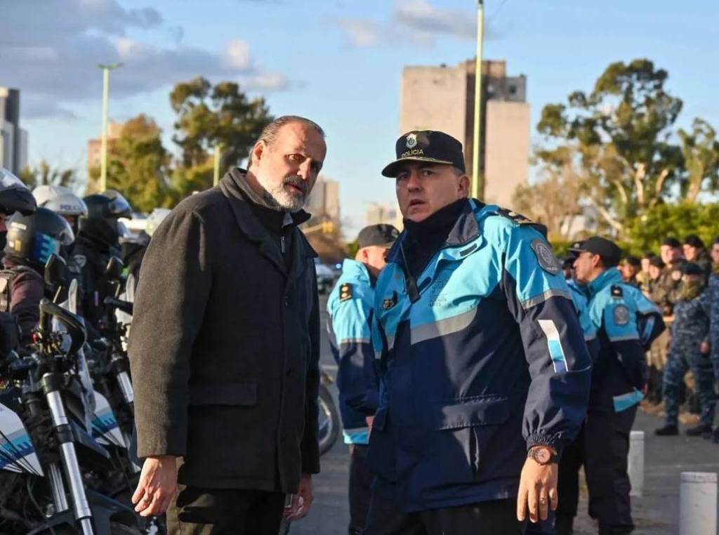 Con gran presencia policial, el municipio controla el Paseo de las Esculturas 