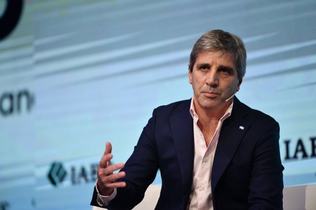 Luis Caputo destaca el superávit fiscal y le baja el precio al escándalo de&nbsp;«Criptogate».