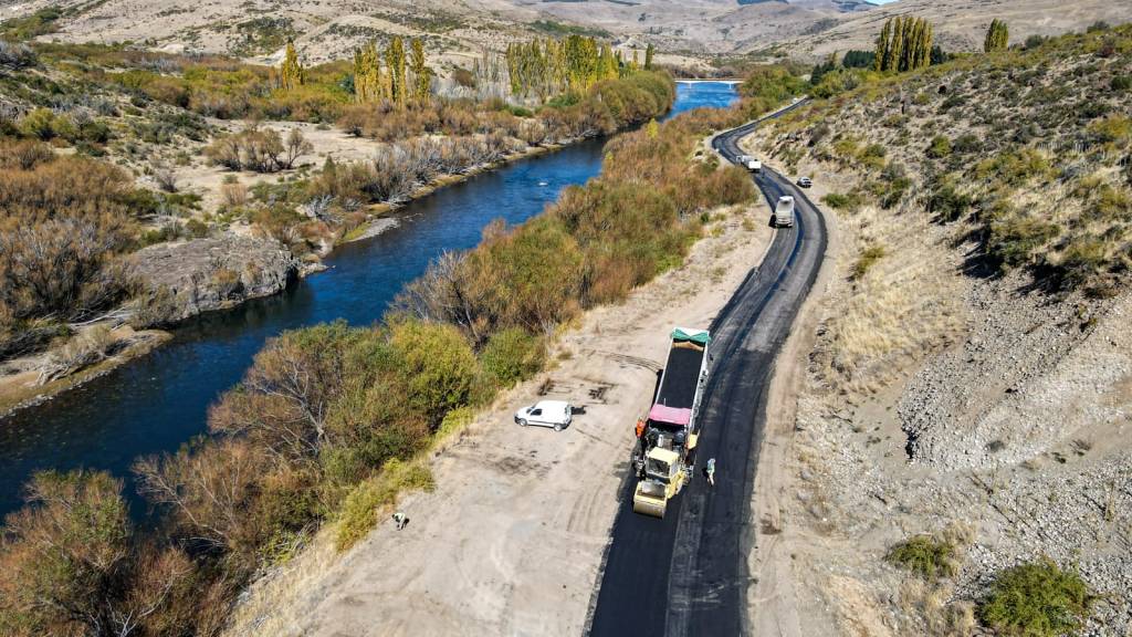 Rolo Figueroa anunció que el nuevo asfaltado de la Ruta 23 ya está llegando al Puente&nbsp;Rahue