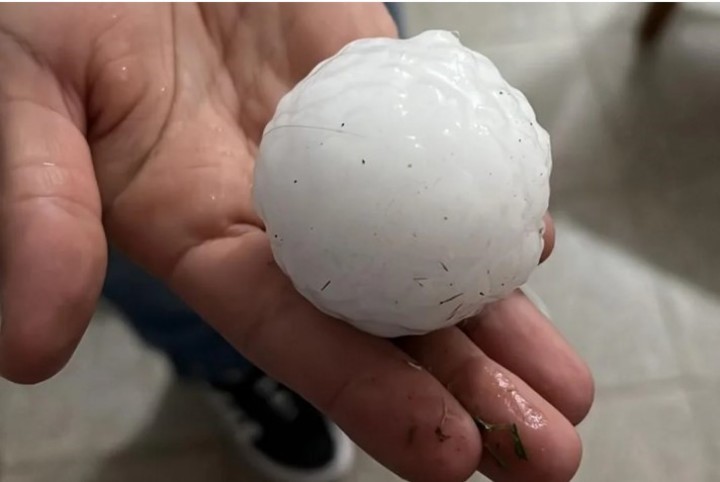 Granizo como pelotas de tenis, techos volados y barrios anegados: los daños que dejó el temporal y qué provincias siguen en&nbsp;alerta