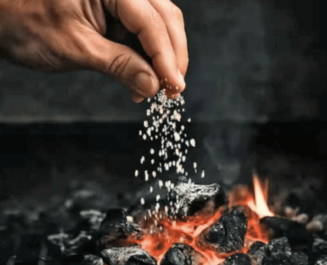 Por qué los parrilleros tiran sal sobre las brasas y qué beneficios tiene para el&nbsp;asado