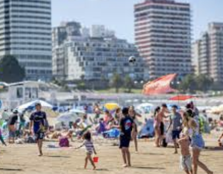 “No hay más lugar”: boom turístico de fin de año en la Costa Atlántica con reservas&nbsp;agotadas
